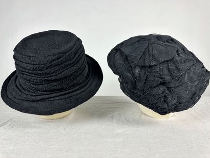 Trois chapeaux et un bibi de mode pour dame...