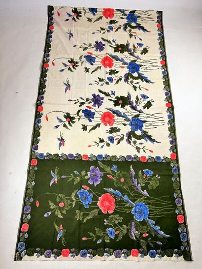 Un panneau de Batik fond blanc à extrémité...