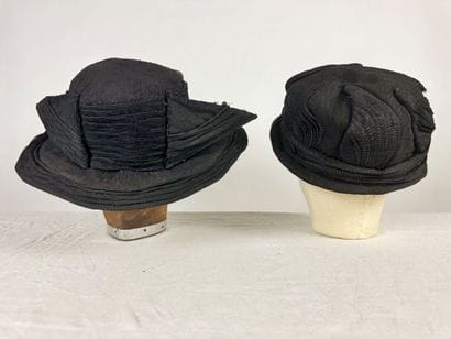 Quatre chapeaux de mode noir en crêpe de...