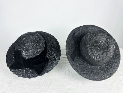 Quatre chapeaux de mode en paille noire pour...