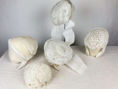 Cinq coiffes de fête en tulle blanc brodé,...