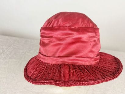 Une capote de mode Belle Epoque en soie rose...