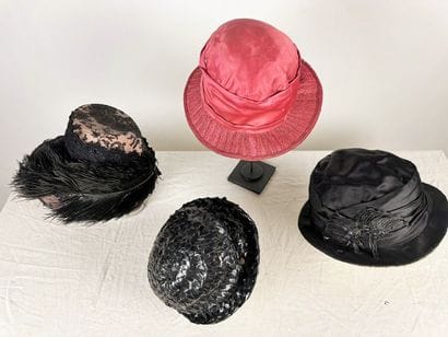 Une capote de mode Belle Epoque en soie rose...