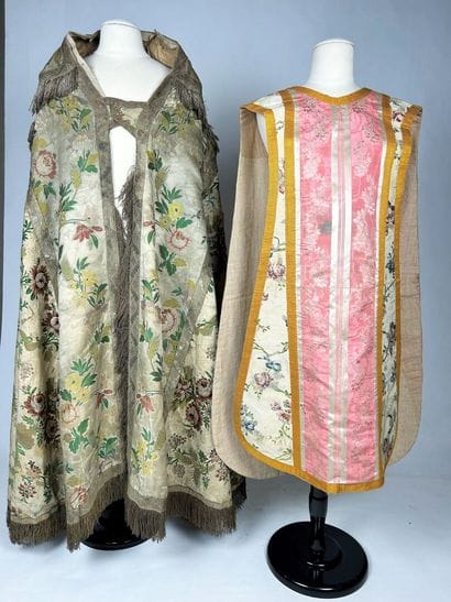 Une chasuble romaine et une châpe pluvial...