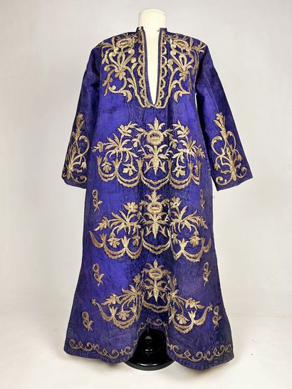 Une robe et un kaftan de cérémonie brodés...