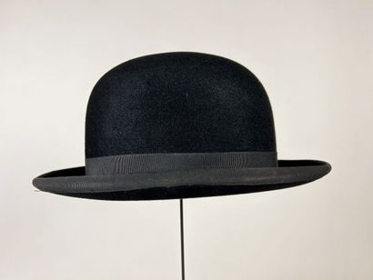 Quatre chapeaux melon en feutre noir, à bords...