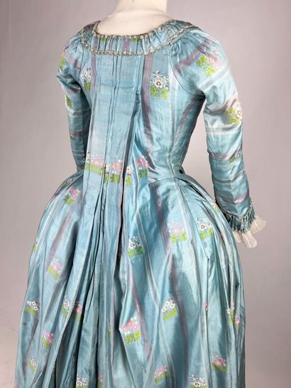 Une robe à la française, manteau et jupe...