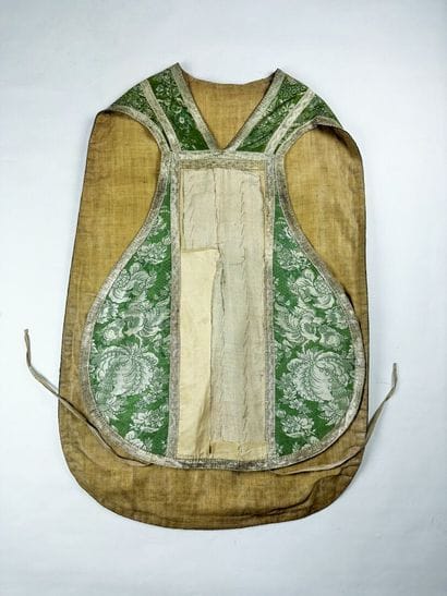 Deux chasubles à la romaine partielles en...