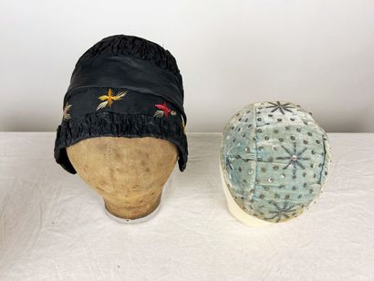 Quatre coiffes, bonnets et bibi Circa 1900-1920,...