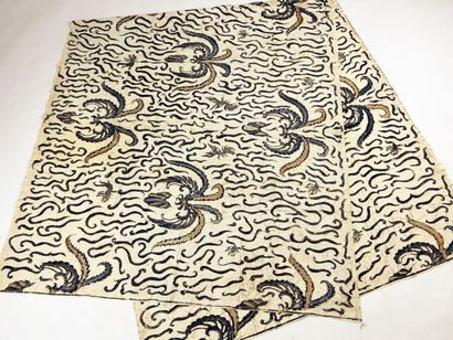 Un grand panneau de Batik fond écru à motifs...