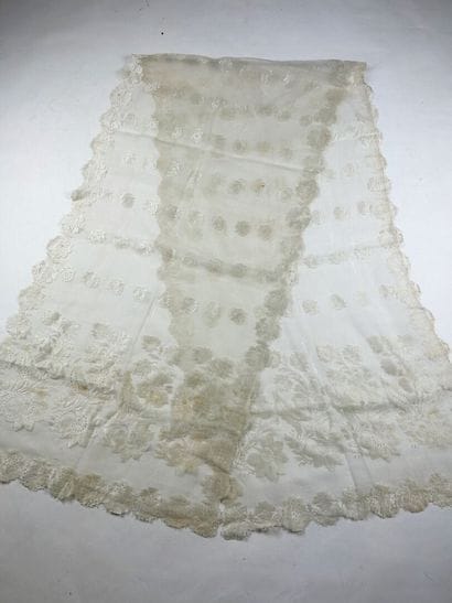Précieuse étole et tablier en mousseline...