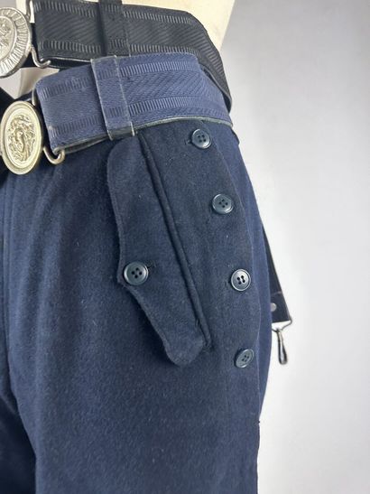 Un pantalon de métier en drap de laine bleu-marine...