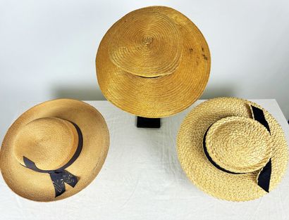 Trois chapeaux de mode en paille jaune pour...