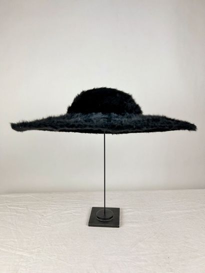 Trois gigantesques chapeaux de mode pour...