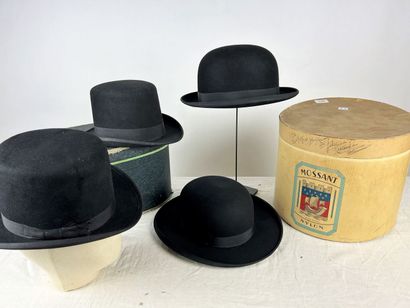 Quatre chapeaux melon en feutre noir, à bords...