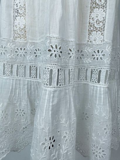 Deux robes de baptême en broderie anglaise...