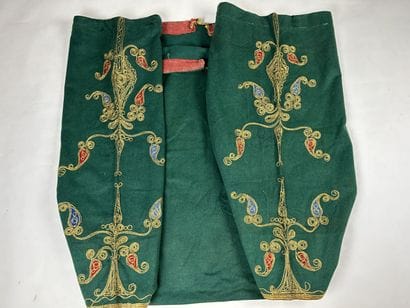 Un kaftan en tapisserie de soie saumon dit...