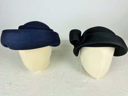 Quatre chapeaux de mode en feutre Circa 1935-1945,...