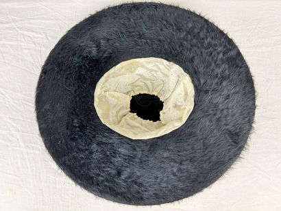 Trois gigantesques chapeaux de mode pour...