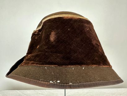 Trois chapeaux de mode pour dame dont une...