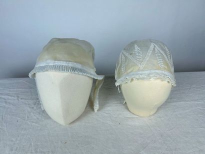 Cinq coiffes de fête en tulle blanc brodé,...
