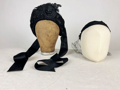 Quatre chapeaux noir de mode pour dame, dont...