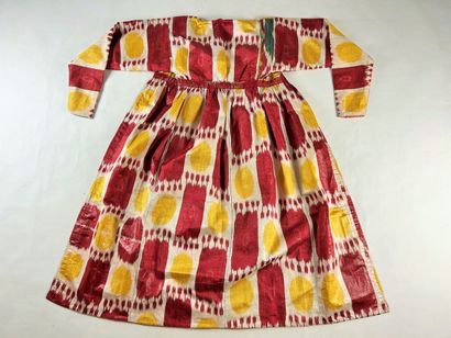 Une robe Chapan en ikat de soie à apprêt...