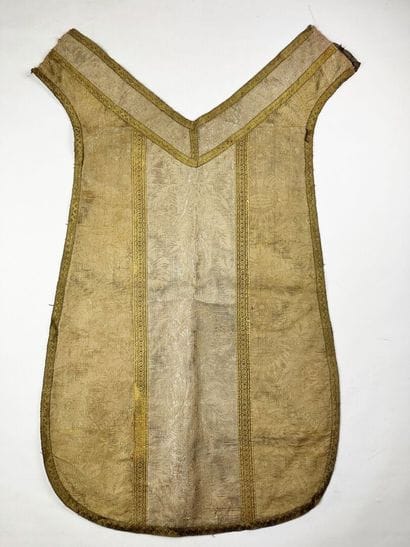 Deux chasubles à la romaine en drap d'or...