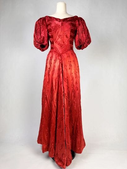 Robe longue pour le soir en satin broché...