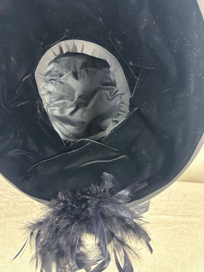 Trois grand chapeaux noir de mode pour dame...