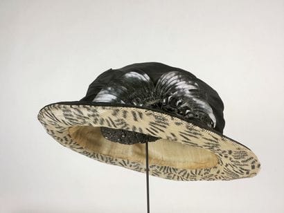 Une capote de mode Belle Epoque en soie rose...