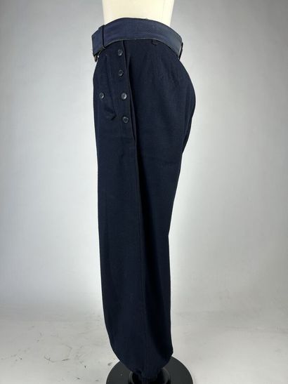 Un pantalon de métier en drap de laine bleu-marine...