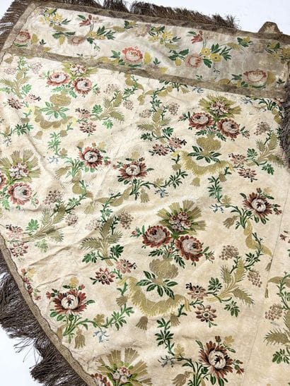 Une chasuble romaine et une châpe pluvial...