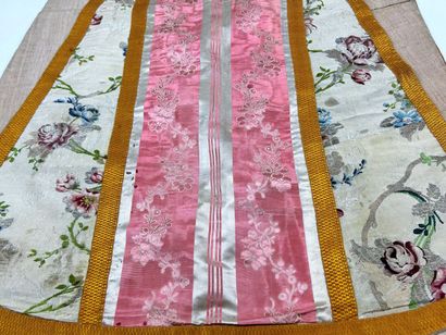 Une chasuble romaine et une châpe pluvial...