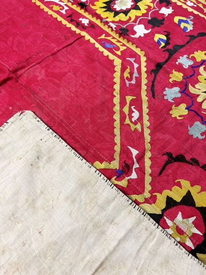 Un tapis de prière en Suzani, broderie polychromes...