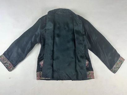 Une veste chinoise en satin duchesse noir...