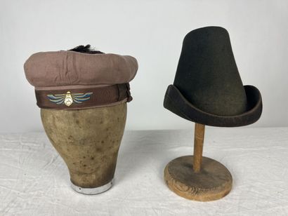 Cinq chapeaux de mode et bibis pour dame,...