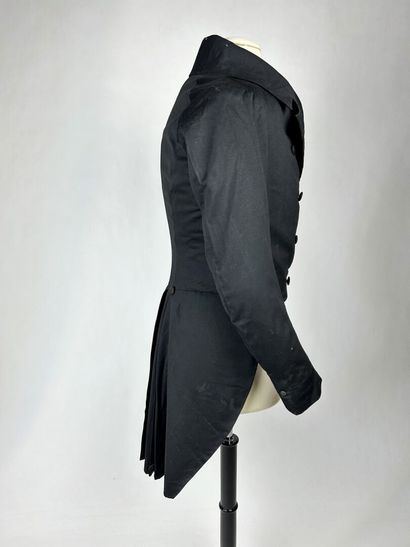 Un frac de ville en drap de laine noir corbeau...