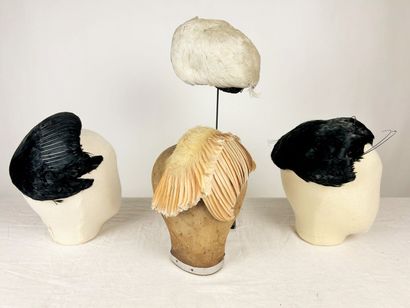 Quatre petits bibis en plumes Circa 1955-1965...
