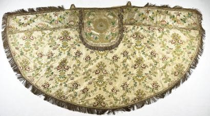 Une chasuble romaine et une châpe pluvial...