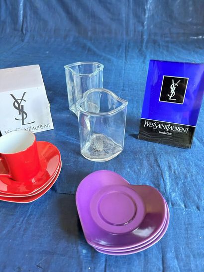 Une plaque en Plexiglass Yves Saint Laurent...