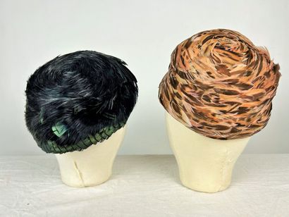 Une collection de cinq bibis en plumes à...