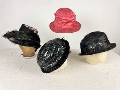 Une capote de mode Belle Epoque en soie rose...
