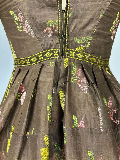 Une robe en taffetas liseré fond marron,...