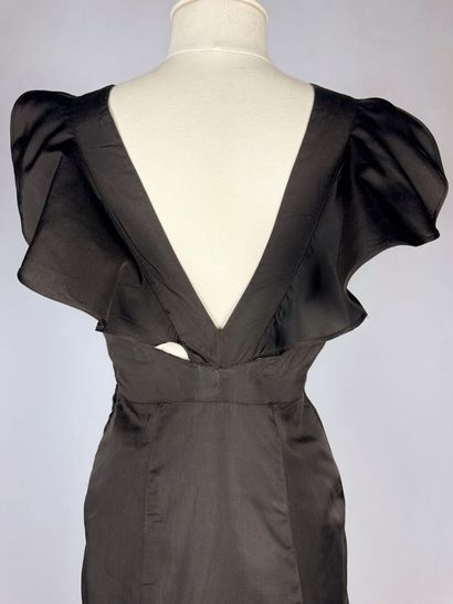 Une robe longue d'été pour le soir en taffetas...