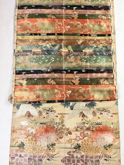 Deux grands Obi japonais Art Déco en lampas...