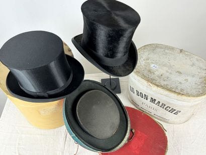 Un chapeau haut de forme taupé noir griffé...