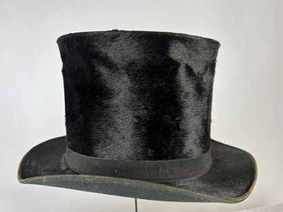Deux chapeaux haut de forme taupés noir à...
