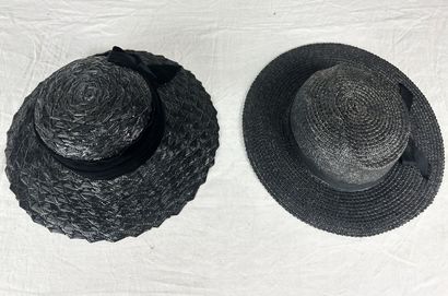 Quatre chapeaux de mode en paille noire pour...