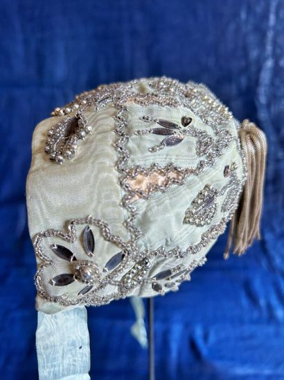 Trois bonnets de cérémonie à clinquants pour...